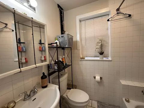 Bath - 5207 S Artesian Ave, Chicago, IL 60632 photo 1 of 3