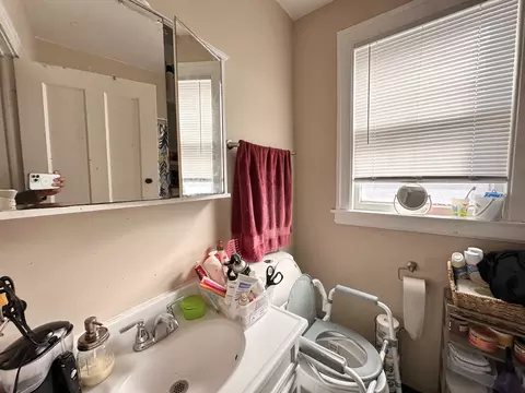 Bath - 5207 S Artesian Ave, Chicago, IL 60632 photo 2 of 3