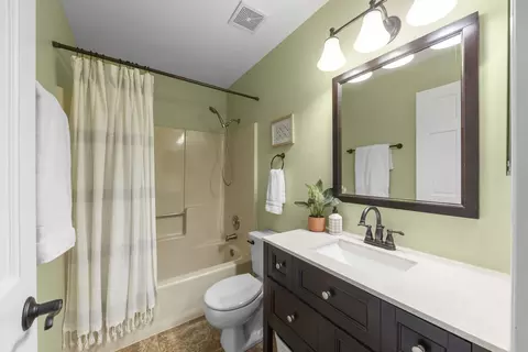 Bath - 1056 Devonshire Ave, Naperville, IL 60540 photo 3 of 3