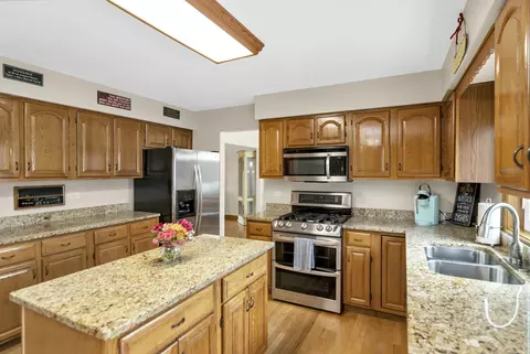 560 Valleyview Dr, Bartlett, IL 60103 photo 21