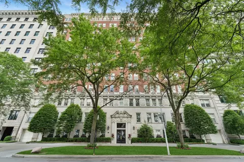 219 E Lake Shore Dr #8C, Chicago, IL 60611