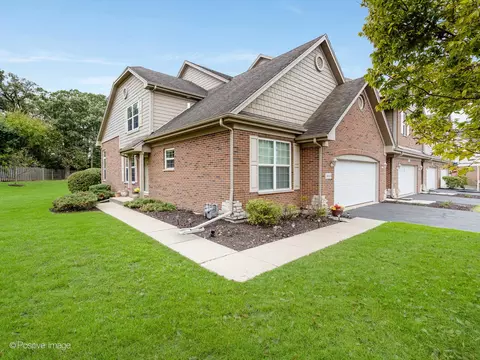 10 S439 Carrington Cir, Burr Ridge, IL 60527