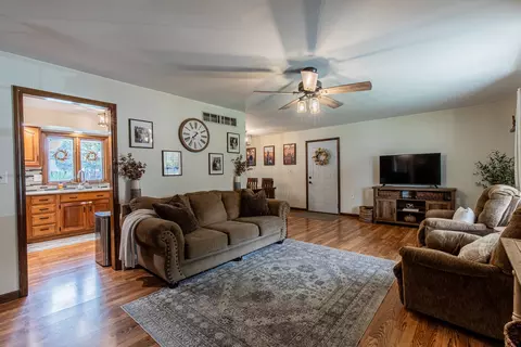 2013 Pine Ave, Mendota, IL 61342 photo 2