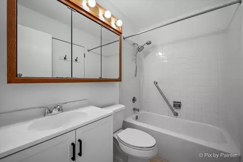 Bath - 20 Red Oak Trl, Cary, IL 60013 photo 1 of 1