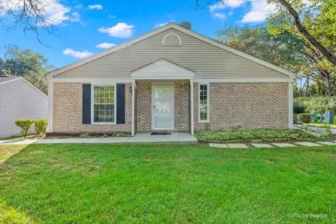 20 Red Oak Trl, Cary, IL 60013