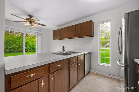 Kitchen - 20 Red Oak Trl, Cary, IL 60013 photo 3 of 5