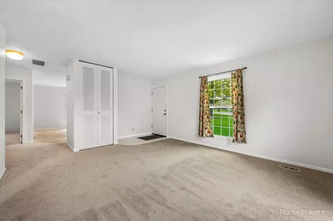 Living - 20 Red Oak Trl, Cary, IL 60013 photo 1 of 2