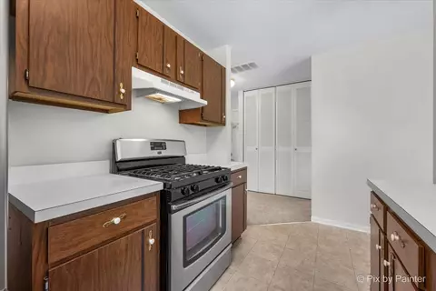 Kitchen - 20 Red Oak Trl, Cary, IL 60013 photo 4 of 5