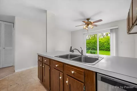 Kitchen - 20 Red Oak Trl, Cary, IL 60013 photo 5 of 5
