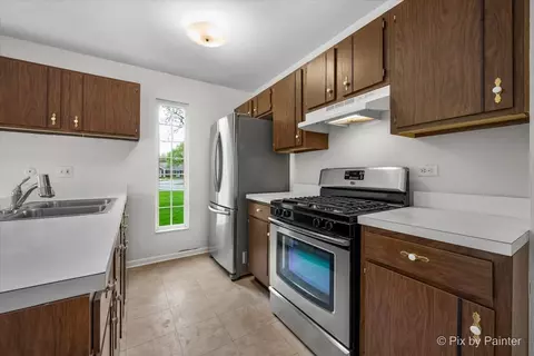 Kitchen - 20 Red Oak Trl, Cary, IL 60013 photo 2 of 5