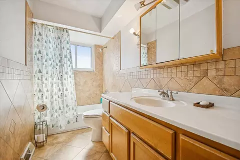 Bath - 2243 S Wolf Rd, Des Plaines, IL 60018 photo 1 of 2