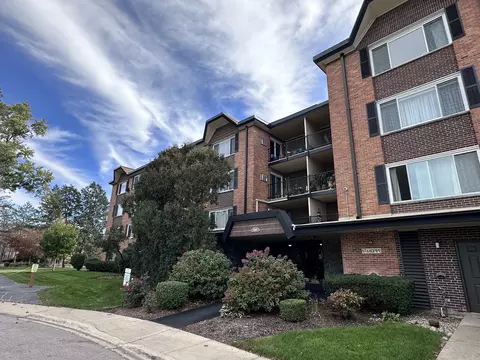 1217 S Old Wilke Rd #110, Arlington Heights, IL 60005