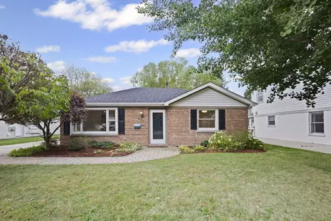 837 E Rockland Rd, Libertyville, IL 60048