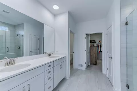 Bath - 1831 Chandolin Ln, Elgin, IL 60124 photo 1 of 3