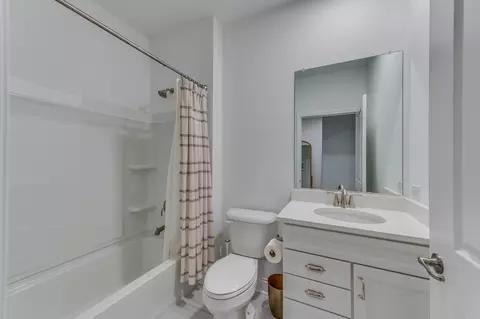 Bath - 1831 Chandolin Ln, Elgin, IL 60124 photo 3 of 3