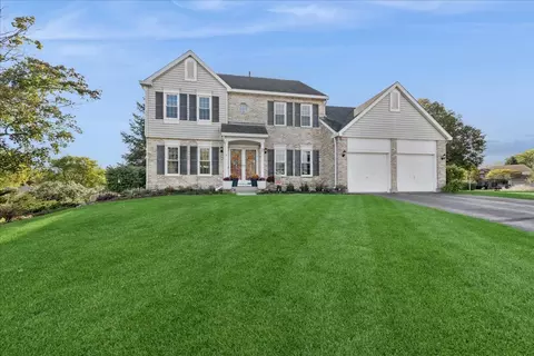 2 Daybreak Ridge Trl, Cary, IL 60013