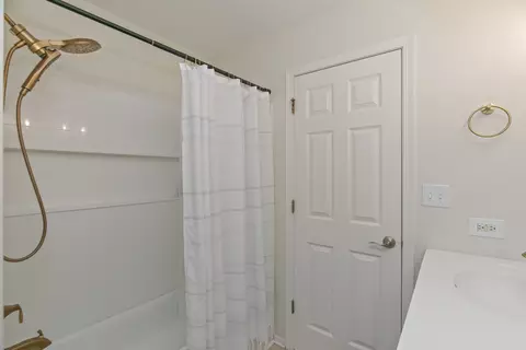 Bath - 2435 Emily Ln, Elgin, IL 60124 photo 3 of 3