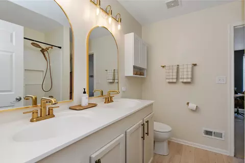 Bath - 2435 Emily Ln, Elgin, IL 60124 photo 2 of 3