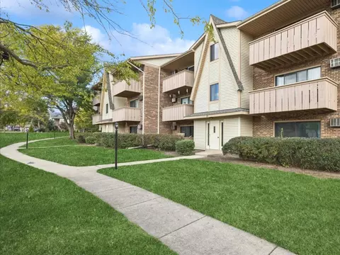 11 Echo Ct #12, Vernon Hills, IL 60061