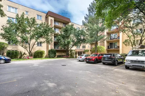 6430 W Belle Plaine Ave #307, Chicago, IL 60634