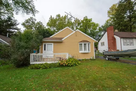 2801 N Orchard Dr, Mccullom Lake, IL 60050