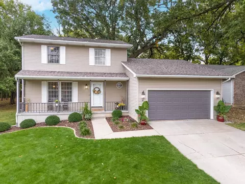 8 Edgewood Ct, Bloomington, IL 61701