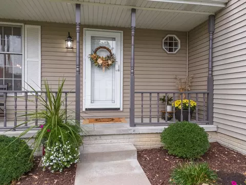 Exterior - 8 Edgewood Ct, Bloomington, IL 61701 photo 2 of 17