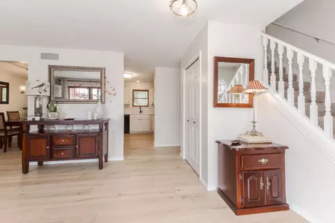 Entry Way - 8 Edgewood Ct, Bloomington, IL 61701 photo 3 of 4