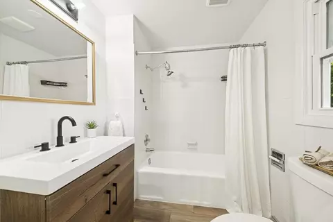 Bath - 930 Jefferson Ave, Elgin, IL 60120 photo 2 of 2