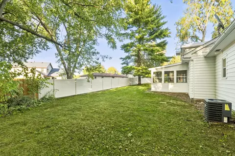Exterior - 930 Jefferson Ave, Elgin, IL 60120 photo 4 of 5