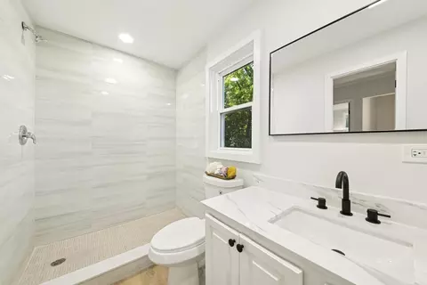 Bath - 930 Jefferson Ave, Elgin, IL 60120 photo 1 of 2