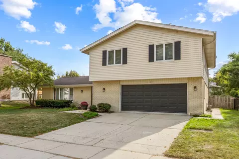 831 Pinehurst Ln, Schaumburg, IL 60193
