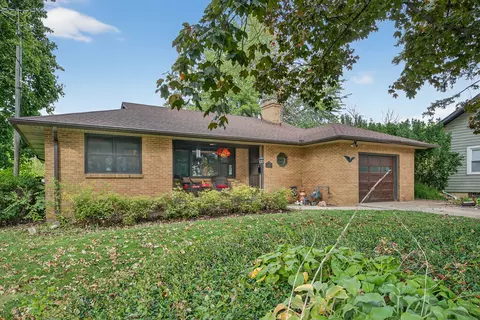 208 W Greenwood Ave, Woodstock, IL 60098