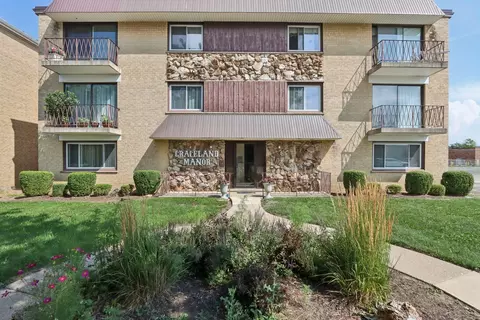 915 Graceland Ave #1E, Des Plaines, IL 60016