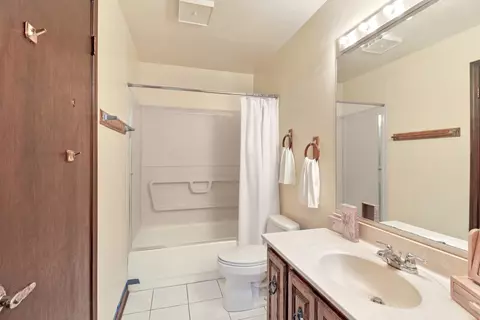 Bath - 4485 Bayside Cir, Hoffman Estates, IL 60192 photo 1 of 5