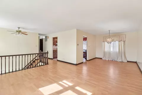 Living - 4485 Bayside Cir, Hoffman Estates, IL 60192 photo 2 of 7