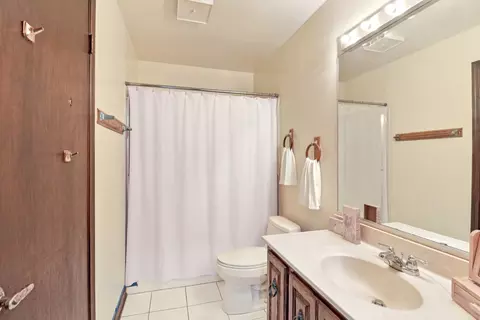 Bath - 4485 Bayside Cir, Hoffman Estates, IL 60192 photo 2 of 5