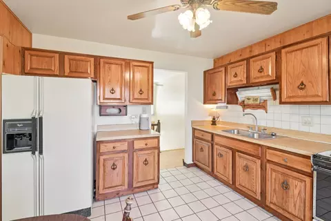Kitchen - 4485 Bayside Cir, Hoffman Estates, IL 60192 photo 2 of 4