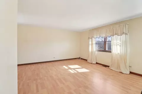 Living - 4485 Bayside Cir, Hoffman Estates, IL 60192 photo 5 of 7
