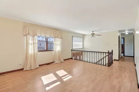 Living - 4485 Bayside Cir, Hoffman Estates, IL 60192 photo 4 of 7