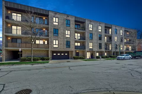724 12th St #105, Wilmette, IL 60091