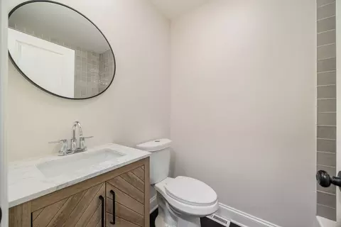 Bath - 8809 44th Pl, Brookfield, IL 60513 photo 2 of 3