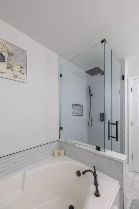Bath - 1102 Coldspring Rd, Elgin, IL 60120 photo 3 of 4