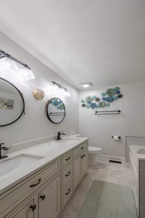 Bath - 1102 Coldspring Rd, Elgin, IL 60120 photo 2 of 4