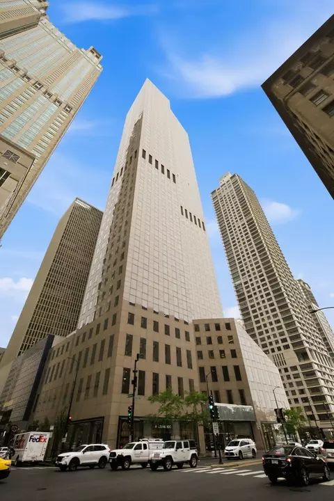 950 N Michigan Ave #4704, Chicago, IL 60611