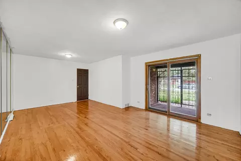 Living - 16300 Winchester Ave, Markham, IL 60426 photo 3 of 4