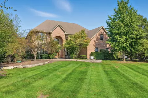 37 W004 Ridgewood Dr, Saint Charles, IL 60175