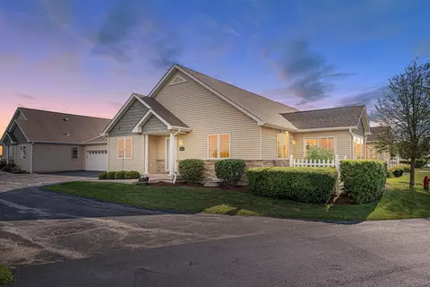 2182 Waterbury Ln E #2182, Sycamore, IL 60178