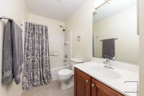 Bath - 2440 Daybreak Ct, Elgin, IL 60123 photo 2 of 2
