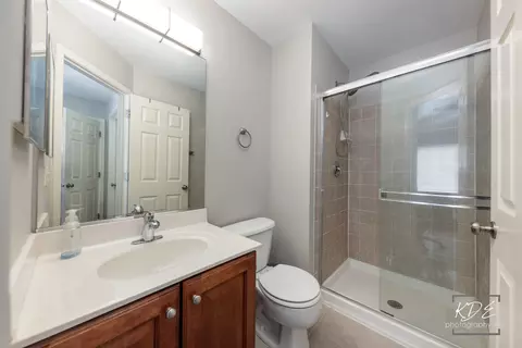 Bath - 2440 Daybreak Ct, Elgin, IL 60123 photo 1 of 2